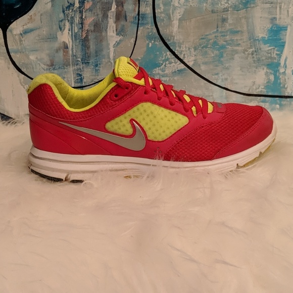 Woman's Nike Size 7.5. - Picture 2 of 7